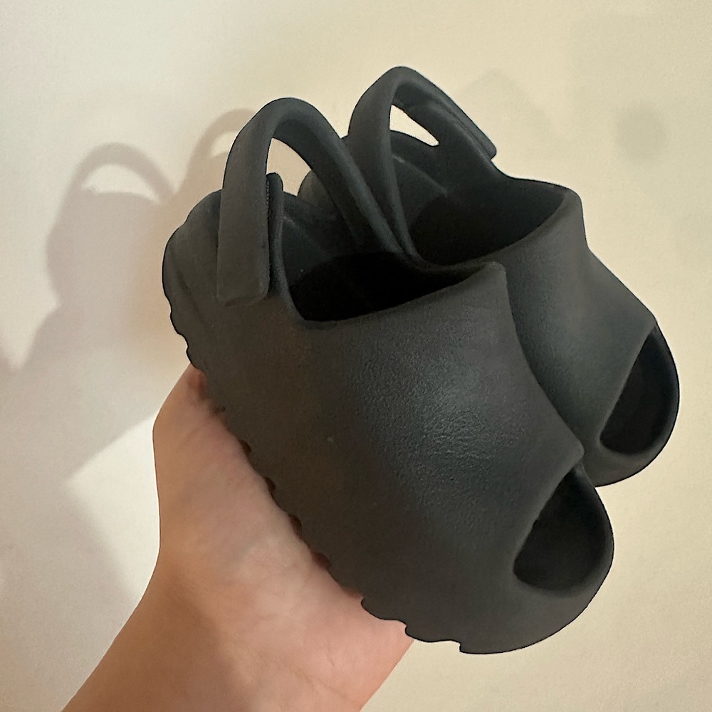 Toddler Yeezy Onyx Slides 5C